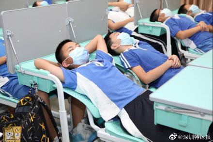 深圳这所学校为学生配备智能午休桌椅