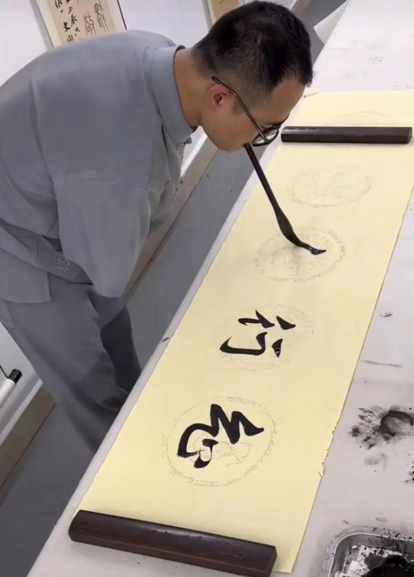 无臂小伙练就“一口”好字！直播书法获超1200万点赞