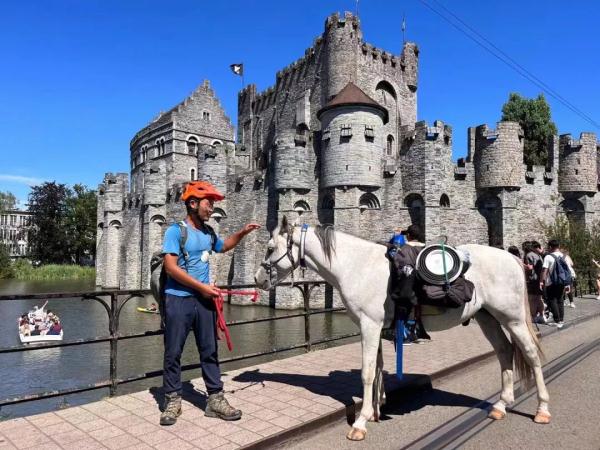 中国小伙从西班牙骑马回国，他说……