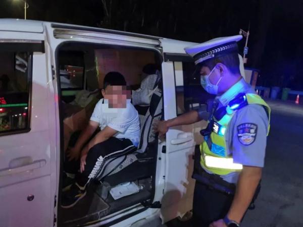 “客货混装”危害大 高速交警及时除“祸根”
