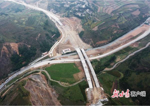 天庄高速张家川互通立交主线成功上跨国道