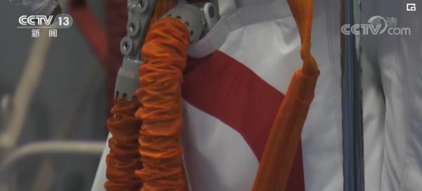 解码舱外航天服：出舱活动的微型航天器