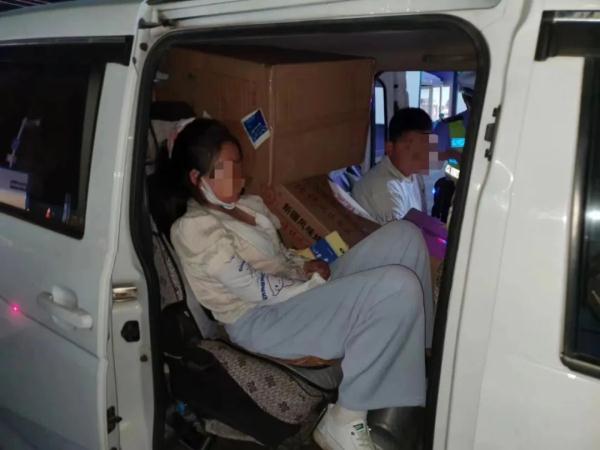 “客货混装”危害大 高速交警及时除“祸根”