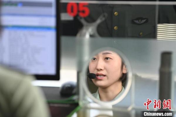 话务女兵日复一日练“绝技”:3秒听音识人 日均接线千余次零差错 话务女兵日复一日练“绝技”:3秒听音识人 日均接线千余次零差错