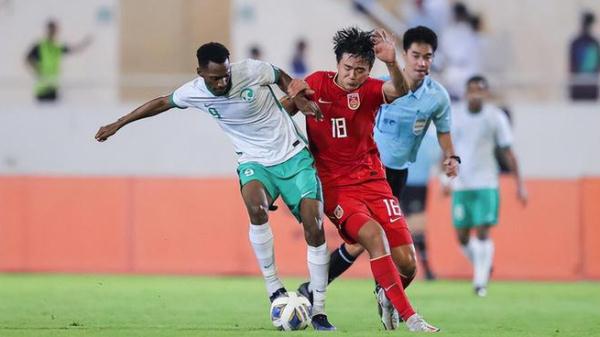 输球后幸运晋级，U19国青教练组疯狂庆祝遭球迷怒批