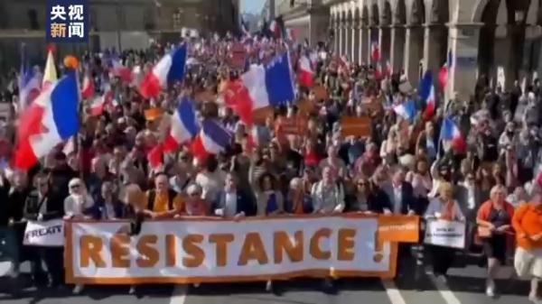 “退出北约!” 法国民众上街 “退出北约!” 法国民众上街