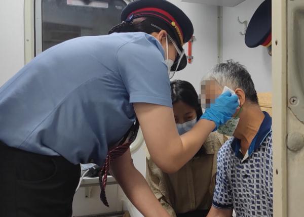 惊心动魄！一男子火车上突发腹痛，紧接着……