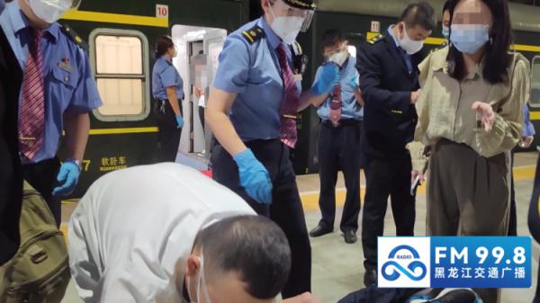 惊心动魄！一男子火车上突发腹痛，紧接着……