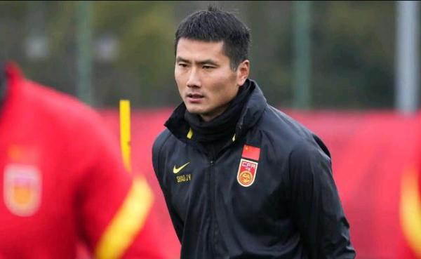 输球后幸运晋级，U19国青教练组疯狂庆祝遭球迷怒批