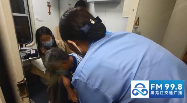 惊心动魄！一男子火车上突发腹痛，紧接着……