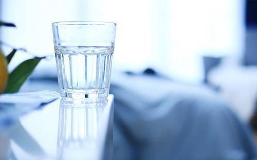 早上起床一杯温水,等于喝细菌?医生给你科普,看完就知道了 早上起床一杯温水,等于喝细菌?医生给你科普,看完就知道了