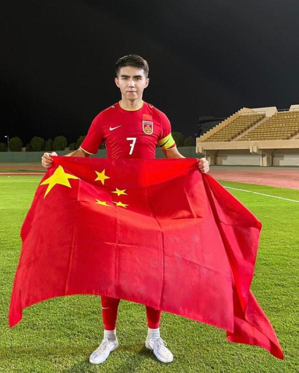 输球后幸运晋级，U19国青教练组疯狂庆祝遭球迷怒批