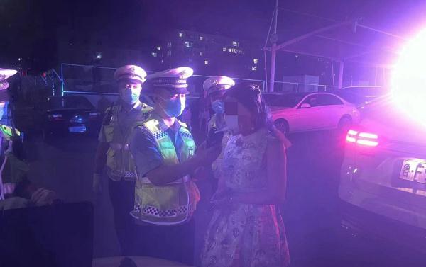 喷香水，撒白酒！还是掩盖不住违法的味道...