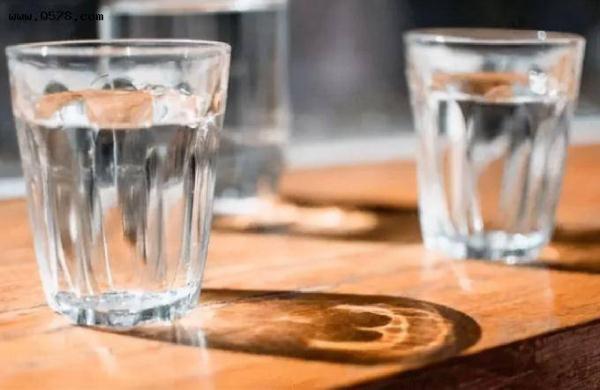 早上起床一杯温水,等于喝细菌?医生给你科普,看完就知道了 早上起床一杯温水,等于喝细菌?医生给你科普,看完就知道了