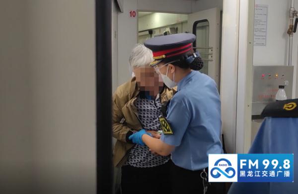 惊心动魄！一男子火车上突发腹痛，紧接着……