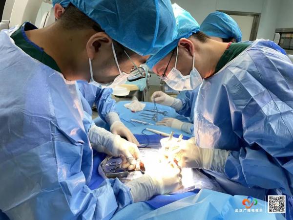 14岁少女腹部查出巨大包块，竟因吃了十年异物