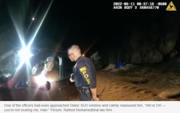 新西兰男子求助美国警察，竟被乱枪打死，死前还在“比心”