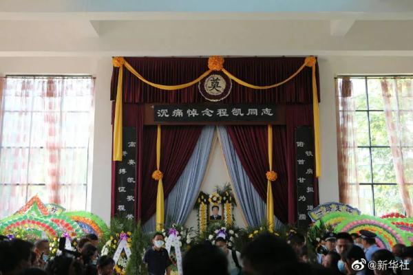 牺牲民警一家3代4人从警，告别式上大哥跪地哭泣：“这就是我们的使命……”