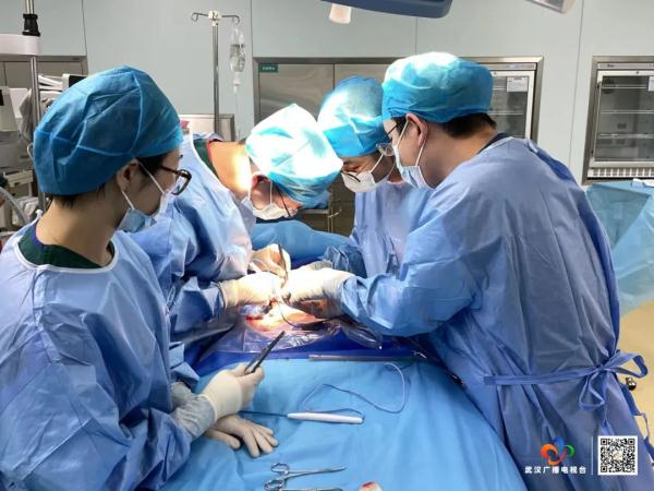 14岁少女腹部查出巨大包块，竟因吃了十年异物