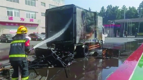 小货车起火 驾驶员直接开进消防站