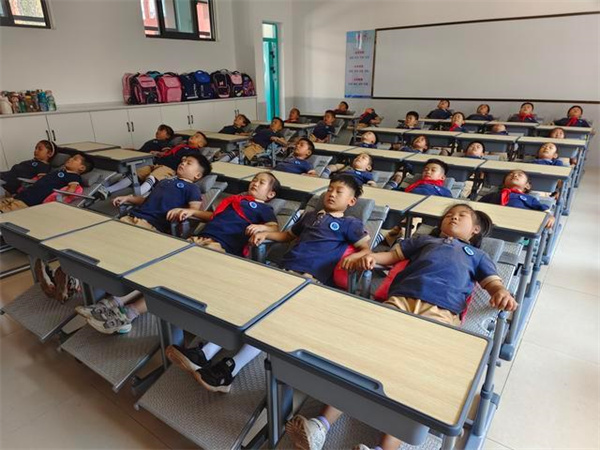 河南科传附小:桌椅秒变“午休床”学生午休有保障 河南科传附小:桌椅秒变“午休床”学生午休有保障