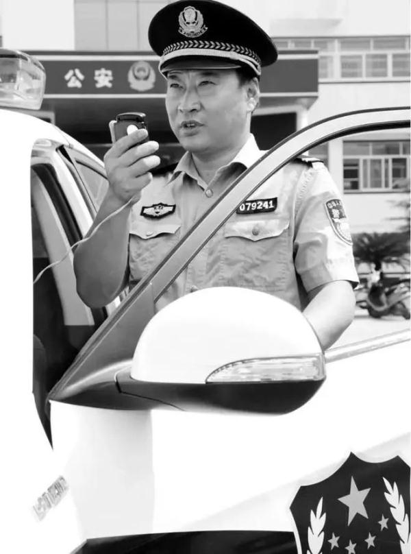 牺牲民警一家3代4人从警，告别式上大哥跪地哭泣：“这就是我们的使命……”