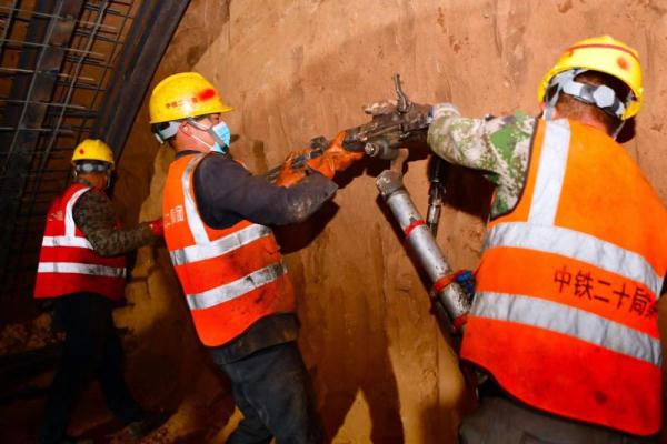 西延高铁迈入施工建设高峰期 西延高铁迈入施工建设高峰期