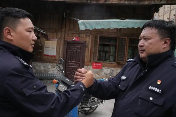砍光自家玉米地让救援飞机停靠的“网红大叔”，原来是两名警察的父亲