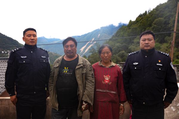砍光自家玉米地让救援飞机停靠的“网红大叔”，原来是两名警察的父亲
