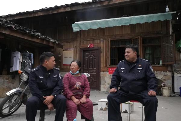 砍光自家玉米地让救援飞机停靠的“网红大叔”，原来是两名警察的父亲