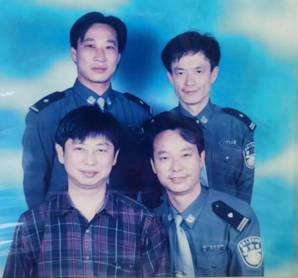 牺牲民警生前最后一顿饭，是蹲在街边喝了两口汤