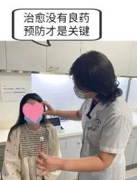 女子熬夜刷手机，眼珠子突然歪了