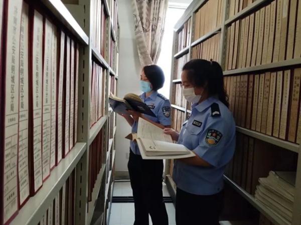 有人拍下了民警的警号，拨打了12345……