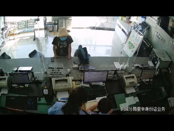 有人拍下了民警的警号，拨打了12345……