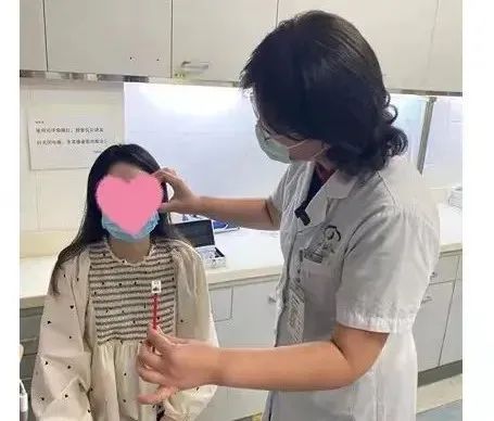 熬夜“躺平”玩手机真的爽？小心变“斗鸡眼”！