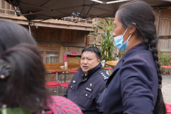砍光自家玉米地让救援飞机停靠的“网红大叔”，原来是两名警察的父亲