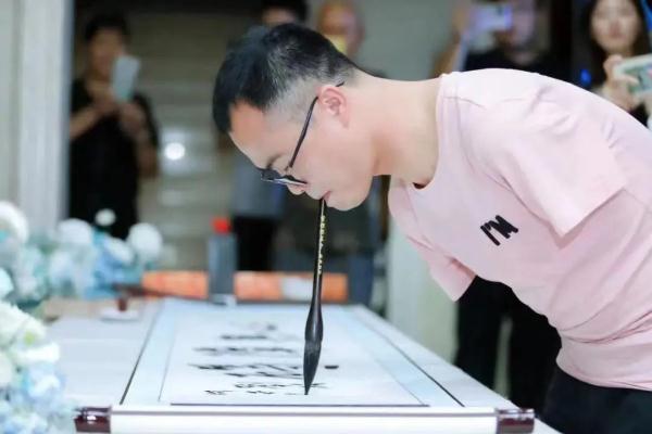 全网点赞！深圳无臂小伙练就“一口”好字