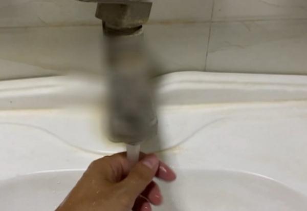 看到脸上有虫，一巴掌拍下去差点毁容了