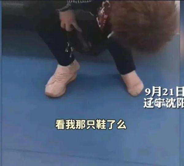 “赤脚大仙”横躺地铁座椅！围观乘客这样做