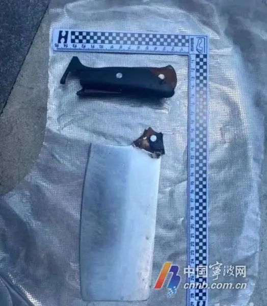 怕老婆挥刀相向,他竟将两把菜刀从四楼抛下,险些砸中楼下两小孩…… 怕老婆挥刀相向,他竟将两把菜刀从四楼抛下,险些砸中楼下两小孩……