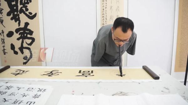 全网点赞！深圳无臂小伙练就“一口”好字