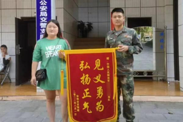 大雨滂沱里，女子被面包车撞倒，解放军来了！