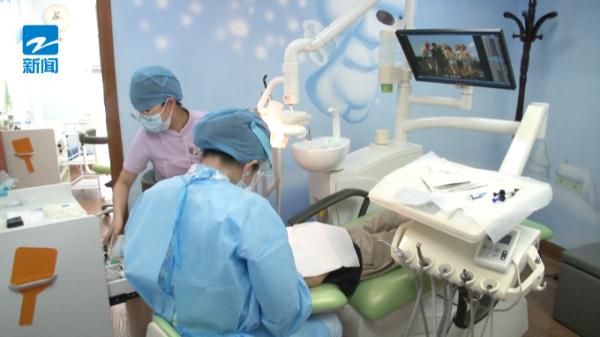 男子40岁牙齿就掉光了！没想到跟这个很多人都有的习惯有关…