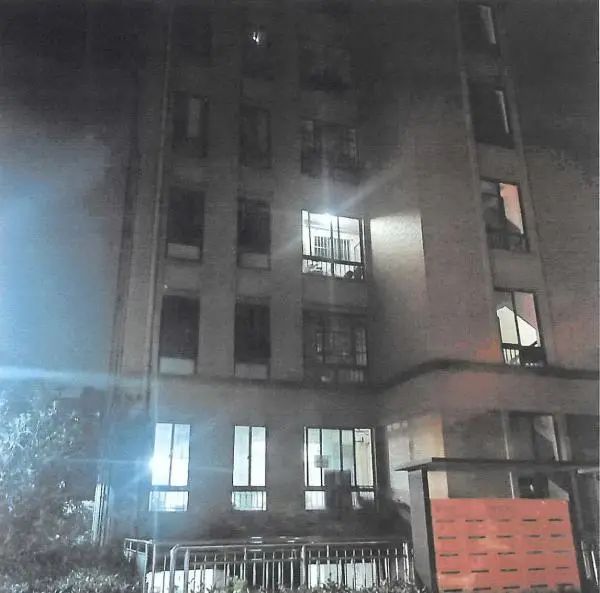 怕老婆挥刀相向,他竟将两把菜刀从四楼抛下,险些砸中楼下两小孩…… 怕老婆挥刀相向,他竟将两把菜刀从四楼抛下,险些砸中楼下两小孩……