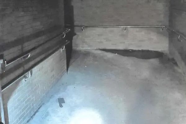 怕老婆挥刀相向,他竟将两把菜刀从四楼抛下,险些砸中楼下两小孩…… 怕老婆挥刀相向,他竟将两把菜刀从四楼抛下,险些砸中楼下两小孩……