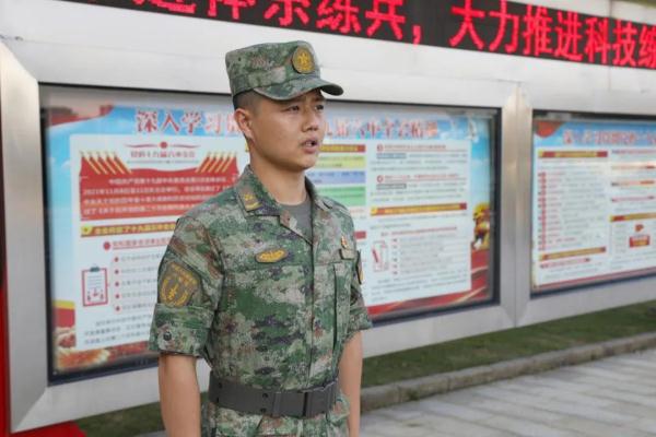 大雨滂沱里，女子被面包车撞倒，解放军来了！