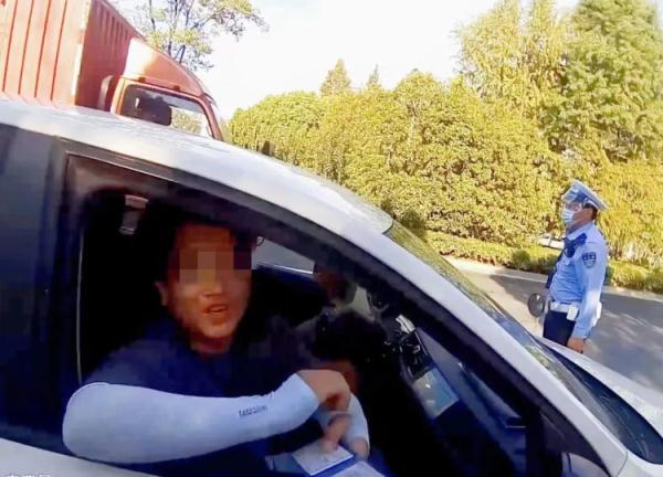 胆儿太大!男子居然冒充驾校教练违法上路教学 胆儿太大!男子居然冒充驾校教练违法上路教学