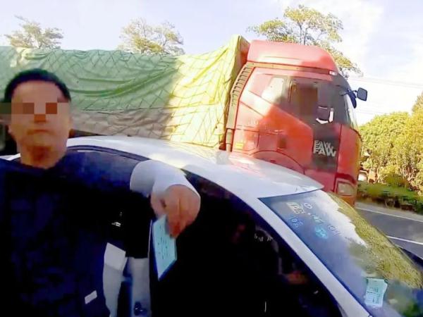 胆儿太大!男子居然冒充驾校教练违法上路教学 胆儿太大!男子居然冒充驾校教练违法上路教学