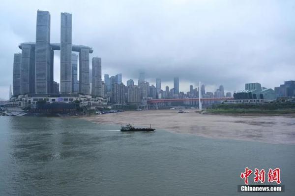 重庆两江交汇再现“鸳鸯锅”景观