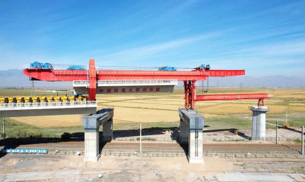 新建包银铁路惠银段顺利完成跨既有线架梁作业 新建包银铁路惠银段顺利完成跨既有线架梁作业